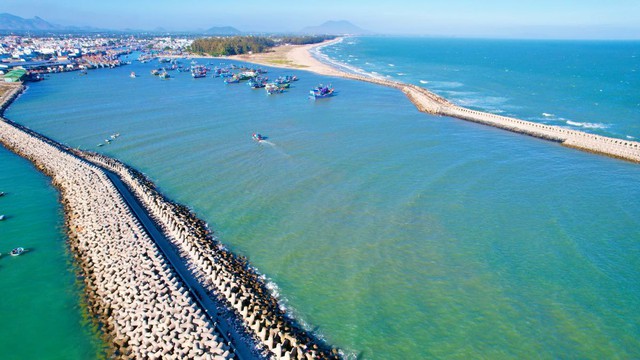 Tàu cá chìm ở cửa Cảng La Gi 15 thuyền viên kịp thoát ra - Ảnh 2.