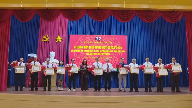 Phường Vũng Tàu: Vinh danh 78 đảng viên lão thành, tiếp nhận gần 2.500 đảng viên mới - Ảnh 1.