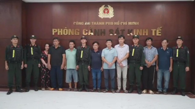 60 Giây ngày 3/2/2026 | TP. Hồ Chí Minh: Triệt phá đường dây sản xuất, buôn bán xăng RON95 giả - Ảnh 3.