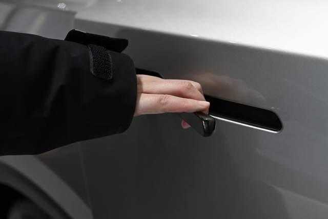 Trung Quốc cấm tay nắm cửa ẩn trên xe điện - Ảnh 1.