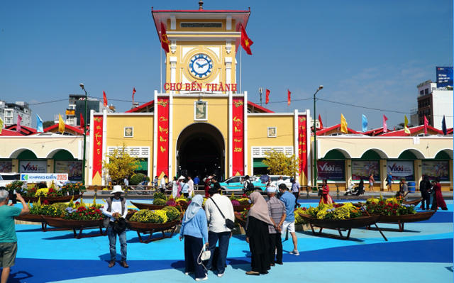 Quảng trường chợ Bến Thành mở rào chắn, người dân check-in chụp ảnh tết - Ảnh 2.