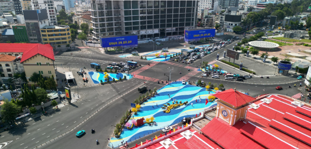 Quảng trường chợ Bến Thành mở rào chắn, người dân check-in chụp ảnh tết - Ảnh 1.