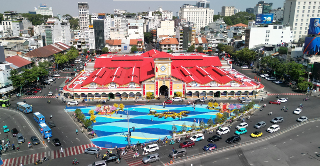 Quảng trường chợ Bến Thành mở rào chắn, người dân check-in chụp ảnh tết - Ảnh 4.