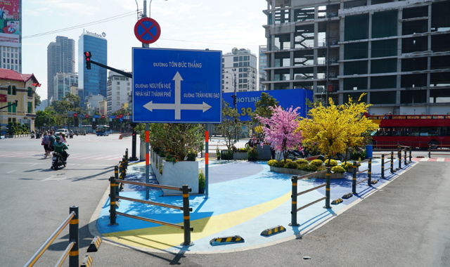 Quảng trường chợ Bến Thành mở rào chắn, người dân check-in chụp ảnh tết - Ảnh 3.