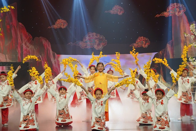 Ca sĩ nhí Trang Nhung - Tiếng hát trong veo gieo mùa xuân vào lòng người - Ảnh 2.