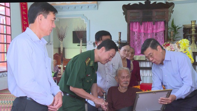 TP. Hồ Chí Minh: Thăm hỏi và mừng thọ các cụ tròn 100 tuổi tại huyện Cần Giờ - Ảnh 2.