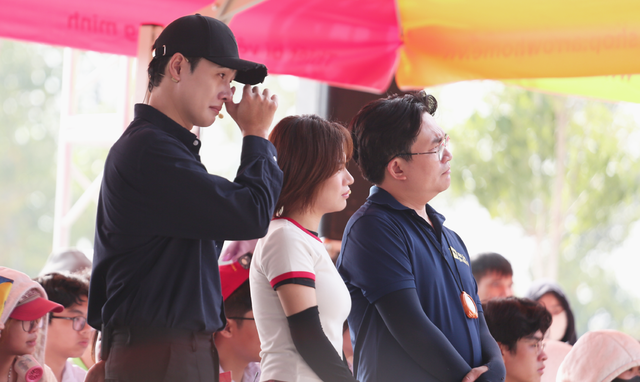 Lâm Bảo Ngọc giúp hai chị em mồ côi về quê thăm mộ mẹ - Mái ấm gia đình Việt- Ảnh 1.