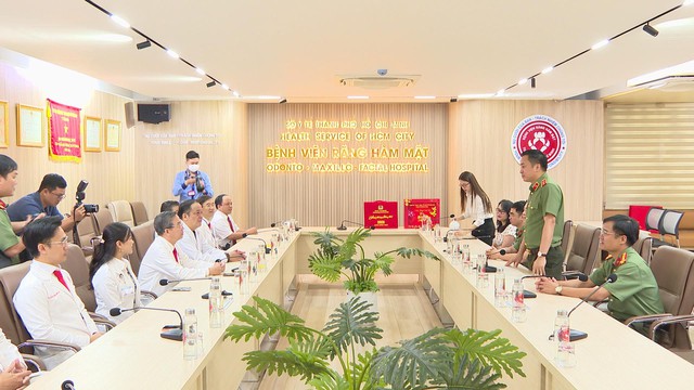 Trung tướng Mai Hoàng thăm, chúc Tết các gia đình chính sách dịp Tết Nguyên đán Bính Ngọ 2026 - Ảnh 1.