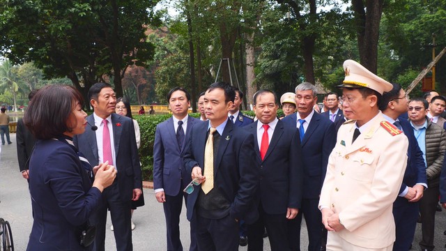 Hàng ngàn lượt khách trong và ngoài nước đến tưởng nhớ, tri ân tại Khu di tích Chủ tịch Hồ Chí Minh tại Phủ Chủ tịch- Ảnh 2.