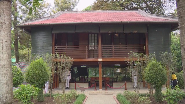 Hàng ngàn lượt khách trong và ngoài nước đến tưởng nhớ, tri ân tại Khu di tích Chủ tịch Hồ Chí Minh tại Phủ Chủ tịch- Ảnh 1.