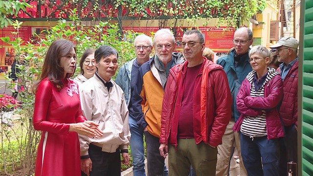 Hàng ngàn lượt khách trong và ngoài nước đến tưởng nhớ, tri ân tại Khu di tích Chủ tịch Hồ Chí Minh tại Phủ Chủ tịch- Ảnh 4.