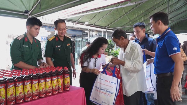 “Phiên chợ xuân 0 đồng – Gắn kết tình quân dân” lan tỏa nghĩa tình tại Hóc Môn và Tân Thới Hiệp - Ảnh 3.