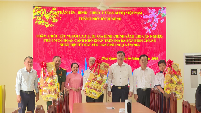 TP. Hồ Chí Minh: Chúc Tết và tặng quà các gia đình tiêu biểu tại xã Bình Chánh và Hưng Long - Ảnh 1.