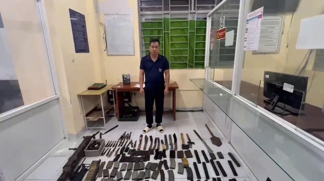 Khởi tố đối tượng tàng trữ, mua bán trái phép vũ khí quân dụng tại TP. Hồ Chí Minh - Ảnh 2.