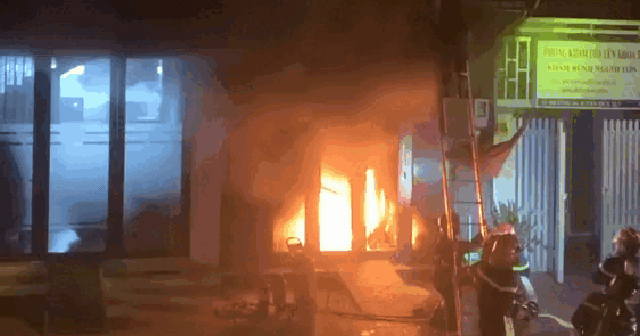 cháy nhà ở TP.HCM, cảnh sát lao vào lửa dữ cứu 4 người dân thoát nạn - Ảnh 1.