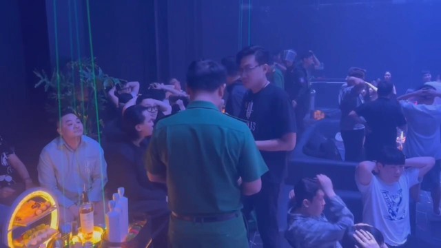 Đột kích quán bar phường Cầu Ông Lãnh phát hiện 17 trường hợp dương tính ma túy- Ảnh 1.