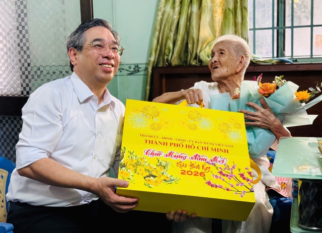 Đoàn lãnh đạo TP. Hồ Chí Minh thăm, chúc Tết tại phường Bình Tiên và Bình Tây- Ảnh 4.