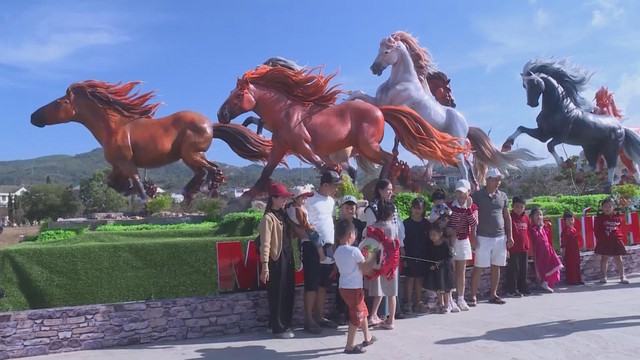 60 Giây ngày 9/2/2026 | TP. Hồ Chí Minh: Đột kích quán bar, phát hiện 17 thanh niên dương tính ma túy - Ảnh 3.