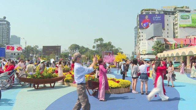 TP. Hồ Chí Minh: Rộn ràng những ngày cận Tết - Ảnh 4.