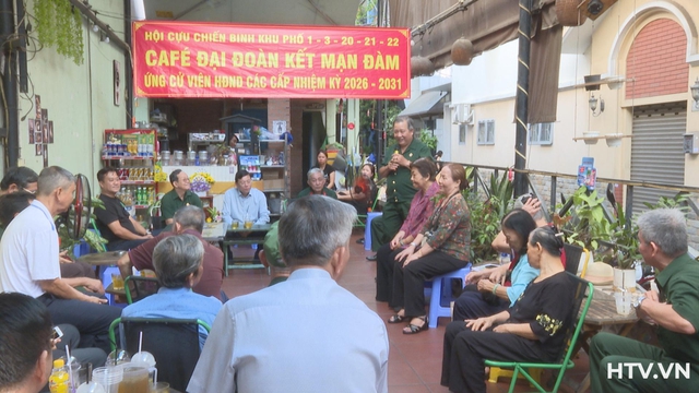 Độc đáo mô hình cà phê sáng mạn đàm tiểu sử ứng cử viên- Ảnh 1.