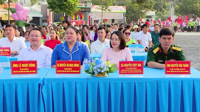 Phường Bình Trưng diễu hành xe hoa tuyên truyền về bầu cử - Ảnh 3.