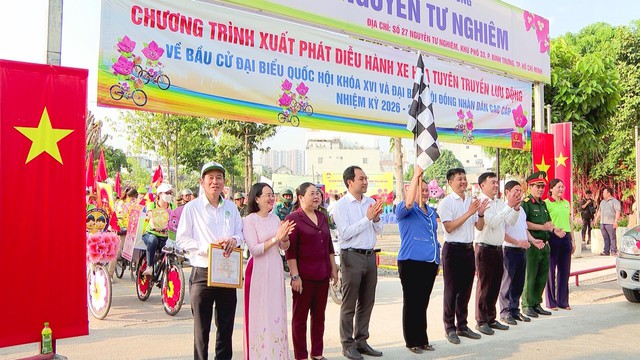 Phường Bình Trưng diễu hành xe hoa tuyên truyền về bầu cử - Ảnh 4.