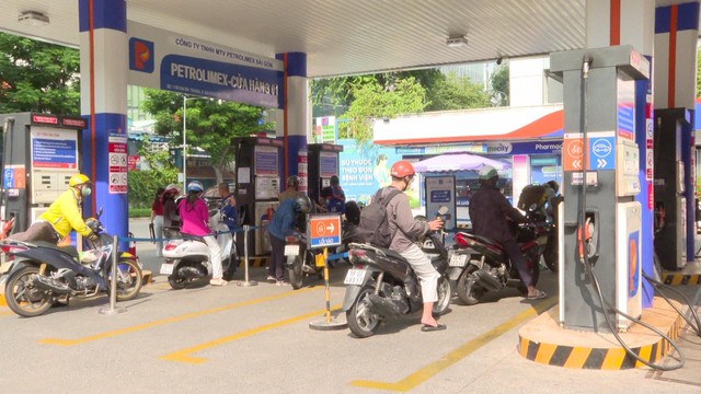 Giá xăng dầu biến động: Người dân và doanh nghiệp tính toán lại chi phí - Ảnh 1.