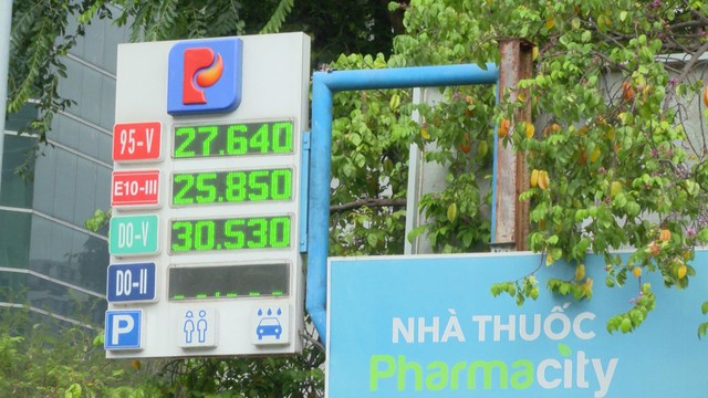 Giá xăng dầu biến động: Người dân và doanh nghiệp tính toán lại chi phí - Ảnh 2.