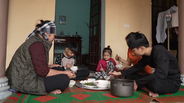 Mái ấm gia đình Việt: Gia Huy chăm cha thực vật, phụ mẹ gánh vác gia đình - Ảnh 5.