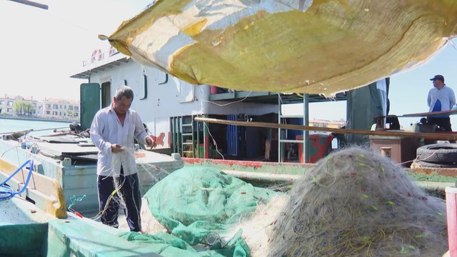 Nhiều tàu cá nằm bờ vì giá nhiên liệu tăng cao - Ảnh 1.