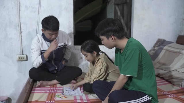 Mái ấm gia đình Việt: Cha mất vì đột tử, ba anh em bật khóc sợ mất mẹ - Ảnh 1.