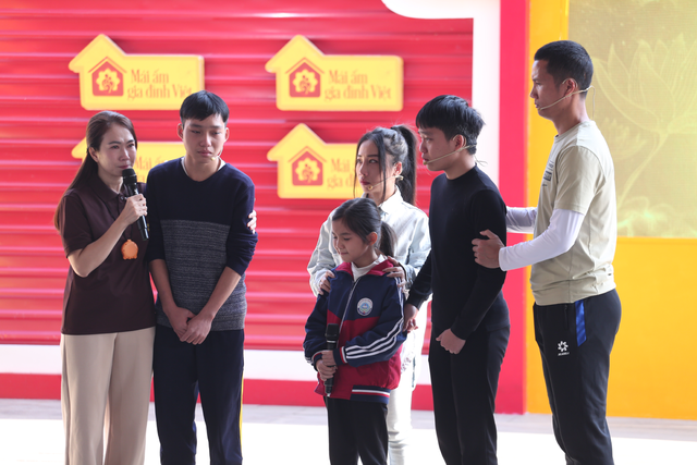 MC Thanh Thảo bật khóc khi nghe: "Con sợ mất mẹ, không biết phải tựa vào ai"- Ảnh 1.