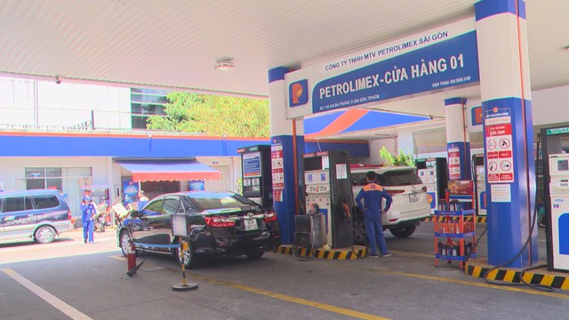 Mạnh tay chi quỹ bình ổn để "hạ nhiệt" cơn sốt xăng dầu. - Ảnh 1.