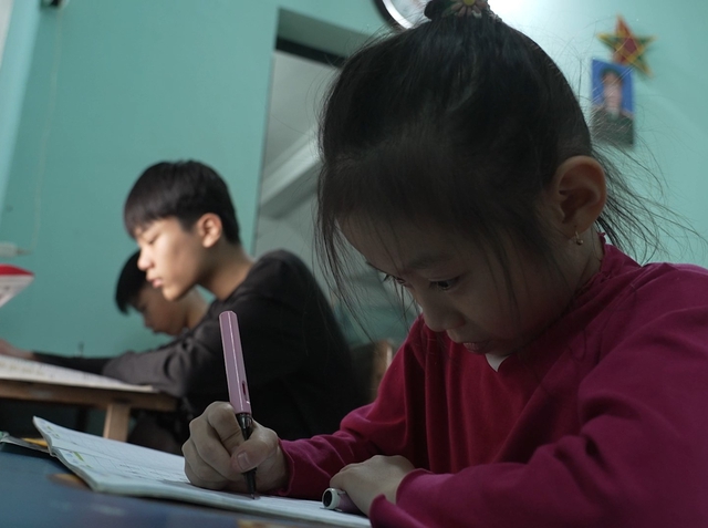 Mái ấm gia đình Việt: Gia Huy chăm cha thực vật, phụ mẹ gánh vác gia đình - Ảnh 6.