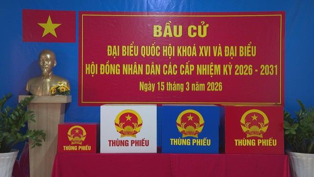 TP.HCM rực sắc cờ hoa, sẵn sàng cho ngày hội non sông - Ảnh 1.