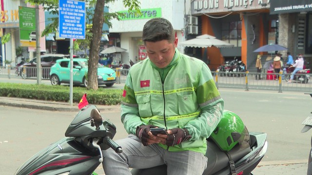 Người lao động TP. Hồ Chí Minh điều chỉnh chi tiêu trước biến động giá xăng - Ảnh 1.