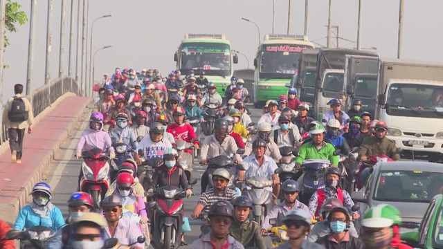 Người lao động TP. Hồ Chí Minh điều chỉnh chi tiêu trước biến động giá xăng - Ảnh 2.