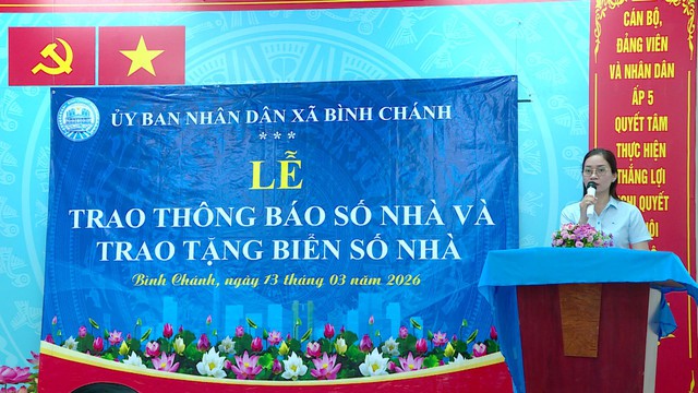 Xã Bình Chánh trao thông báo và tặng biển số nhà cho người dân trên địa bàn - Ảnh 1.