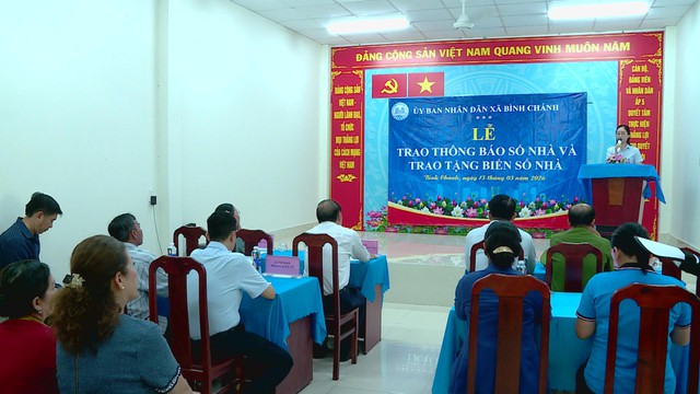 Xã Bình Chánh trao thông báo và tặng biển số nhà cho người dân trên địa bàn - Ảnh 3.