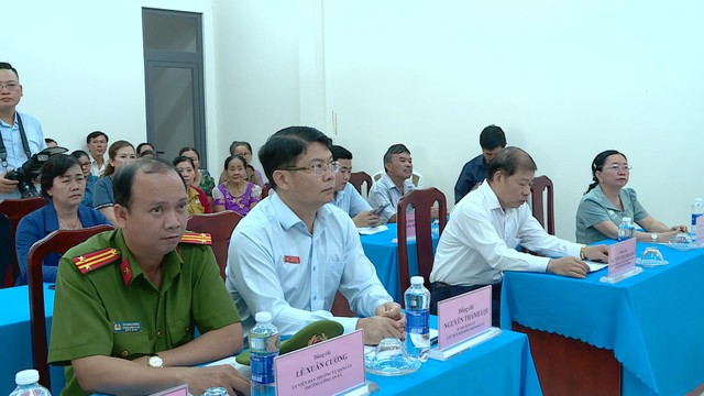 Xã Bình Chánh trao thông báo và tặng biển số nhà cho người dân trên địa bàn - Ảnh 2.