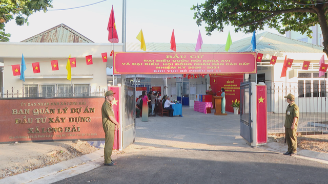 Cử tri xã Long Hải nô nức tham gia ngày hội bầu cử - Ảnh 1.