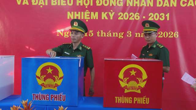 Cử tri xã Long Hải nô nức tham gia ngày hội bầu cử - Ảnh 3.