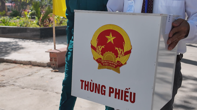 Cử tri xã Long Hải nô nức tham gia ngày hội bầu cử - Ảnh 2.