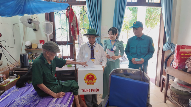 Cử tri xã Long Hải nô nức tham gia ngày hội bầu cử - Ảnh 4.