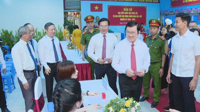 Cử tri phường Tân Định nô nức tham gia ngày hội bầu cử - Ảnh 1.