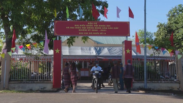 Cử tri đồng bào Châu Ro tại xã Kim Long nô nức tham gia ngày hội bầu cử - Ảnh 2.