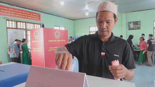 Cử tri đồng bào Chăm tại xã Minh Thạnh tích cực tham gia ngày hội bầu cử - Ảnh 2.