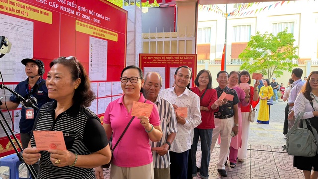 [Trực tiếp] Cầu truyền hình “Ngày hội non sông”: Nhiều gia đình cùng nhau đi bầu - Ảnh 14.