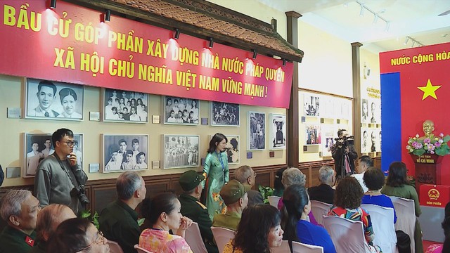 Cử tri Thủ đô nô nức đi bầu cử tại địa chỉ đỏ 48 Hàng Ngang - Ảnh 2.