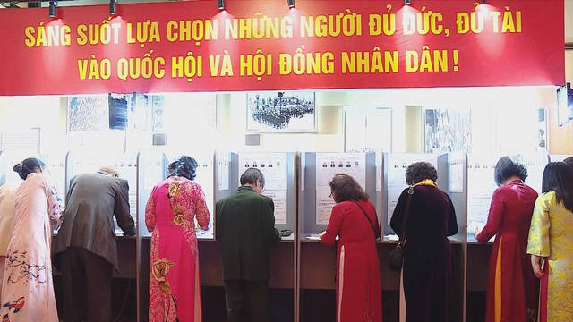 Cử tri Thủ đô nô nức đi bầu cử tại địa chỉ đỏ 48 Hàng Ngang - Ảnh 3.